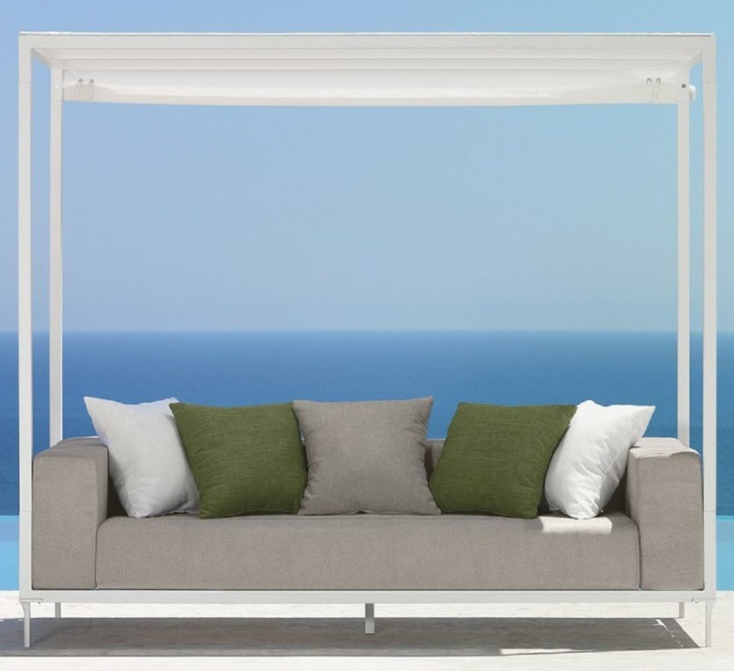 Trzyosbowa sofa z kolekcji Cleo Alu marki Talenti. Projekt Marco Acerbis. Wymiary 230×100 cm. Cena 3 780 £. www.vivalagoon.com