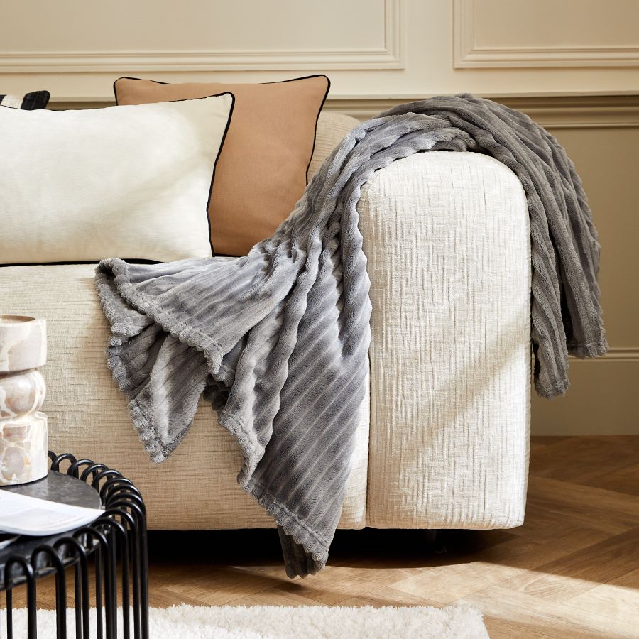 dekoracyjne poduszki i pled tkaniny-Leroy-Merlin